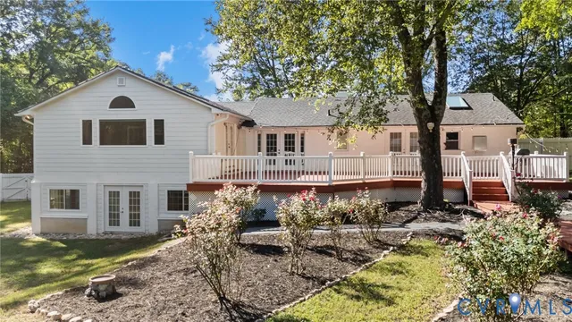 a view of a yard in front of a house