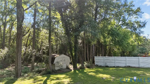 a view of a backyard