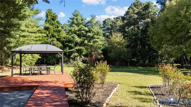 a view of a backyard