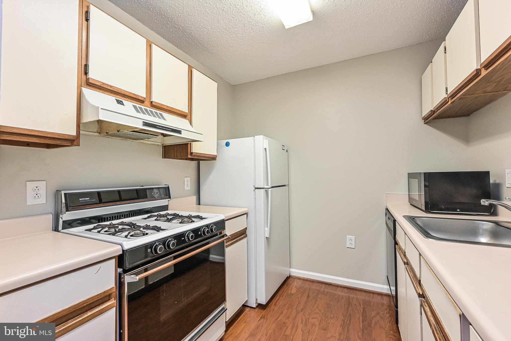 20952 Timber Ridge Terrace, Unit 103 Ashburn, VA 20147 - Photo 11 of 24 Kitchen with gas cooking