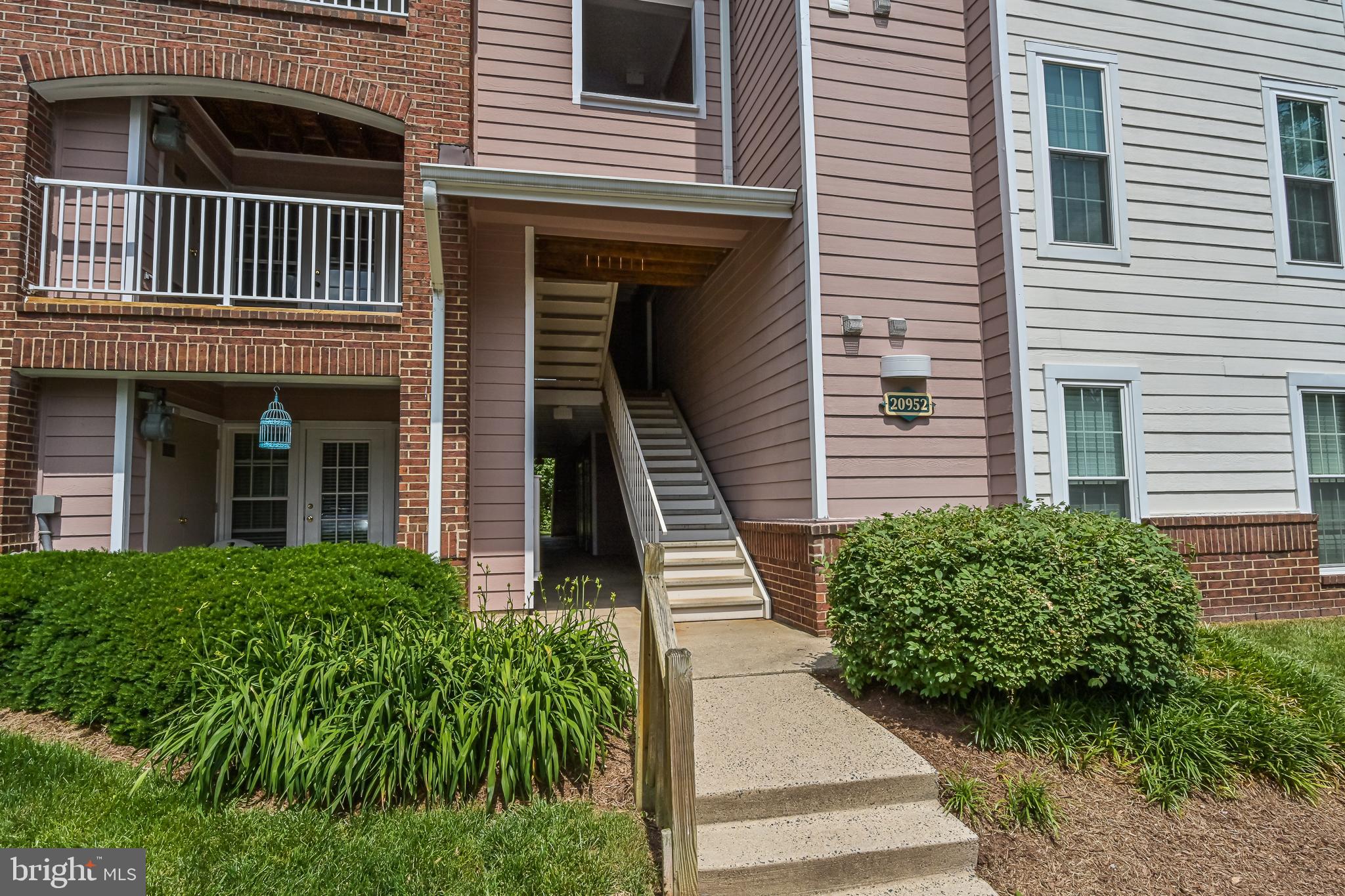 20952 Timber Ridge Terrace, Unit 103 Ashburn, VA 20147 - Photo 3 of 24 Inviting entrance to 1st floor living