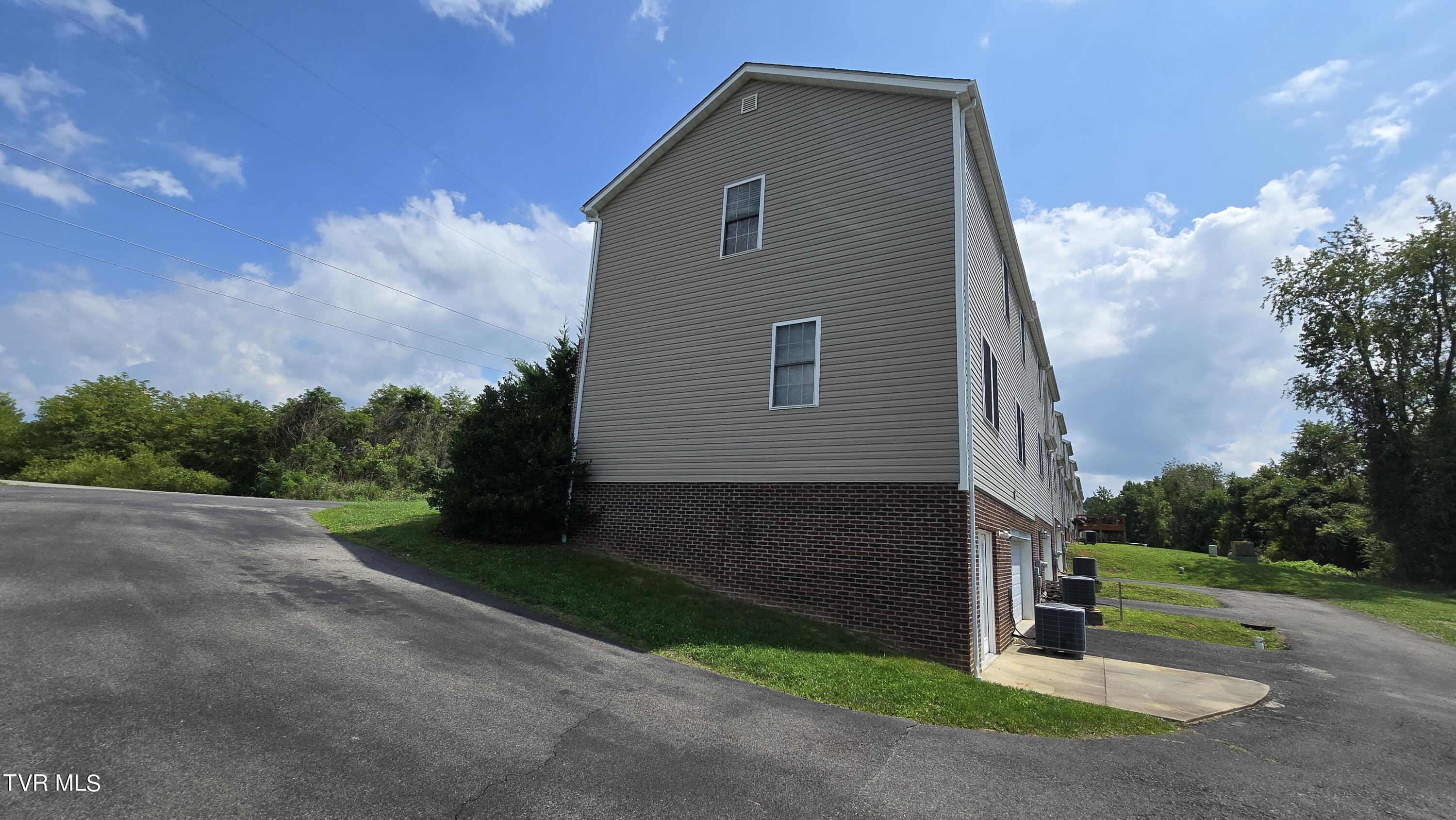 234 Montvale Road, Unit 8 Bristol, VA 24201 - Photo 3 of 50 20240809_145345 (1)