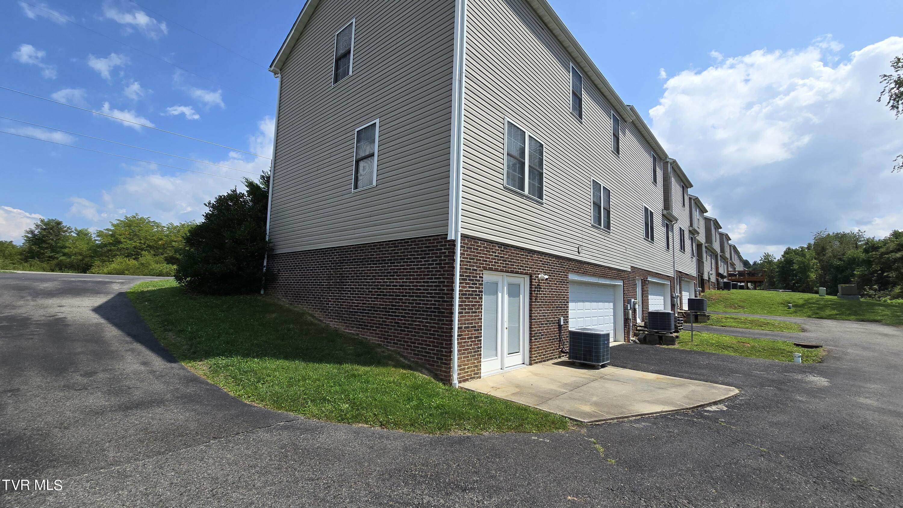234 Montvale Road, Unit 8 Bristol, VA 24201 - Photo 4 of 50 20240809_145400 (1)