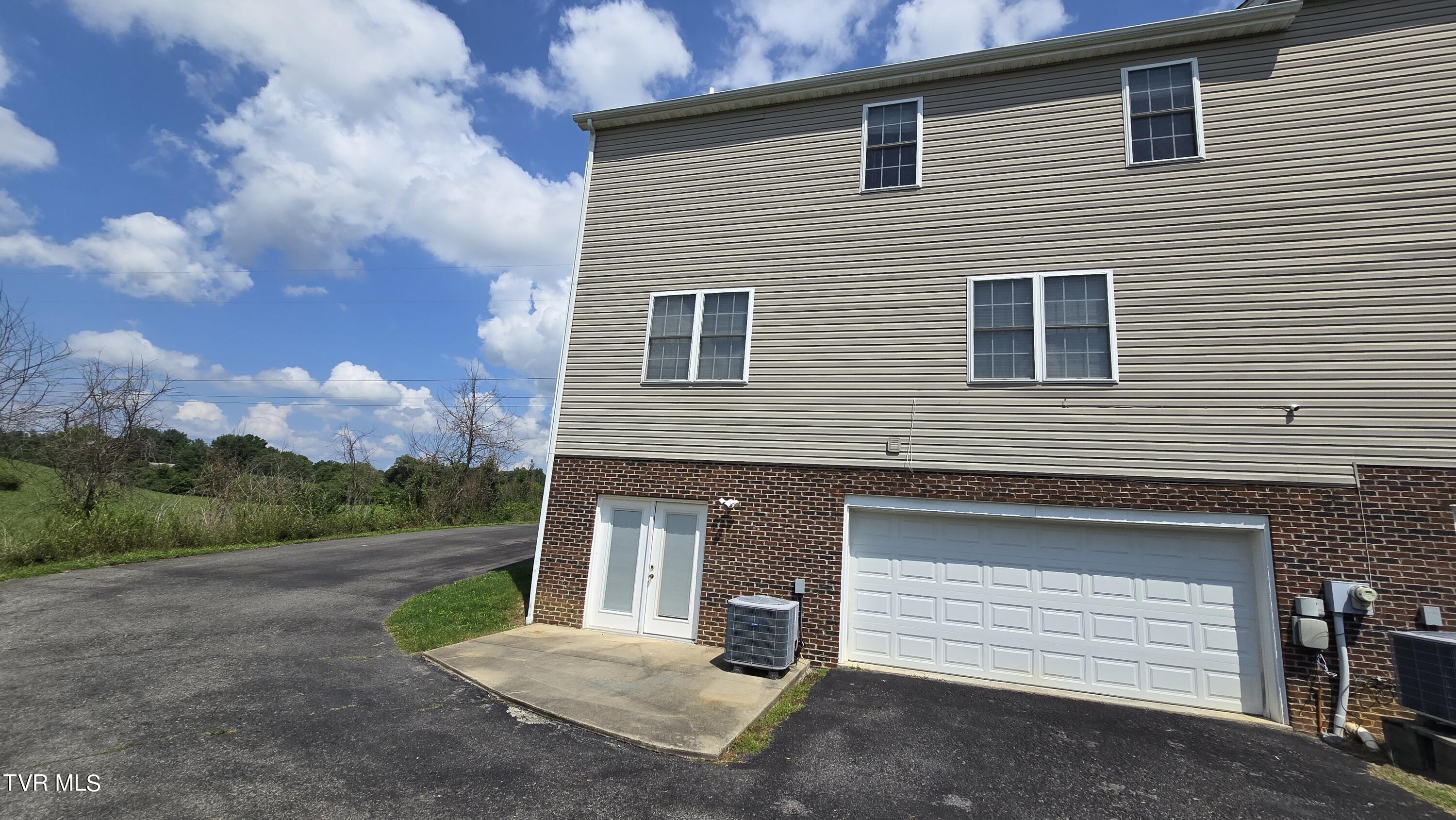 234 Montvale Road, Unit 8 Bristol, VA 24201 - Photo 5 of 50 20240809_145432 (1)