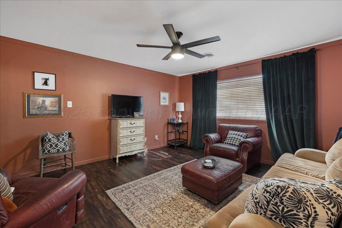 4814 South Austin Street Amarillo, TX 79110 - Photo 3 of 19 03-Living Room