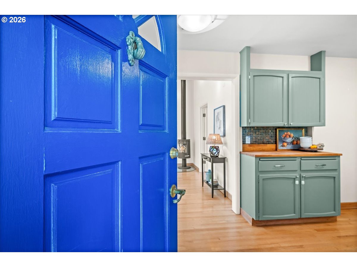 10332 Southwest Lancaster Road Portland, OR 97219 - Photo 17 of 48