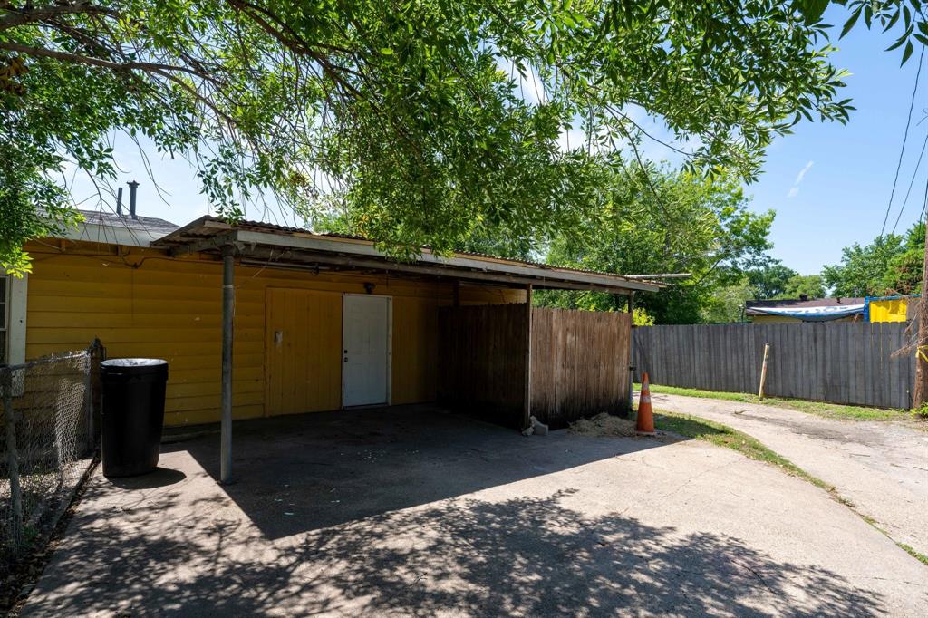 1623 Fresno Street Dallas, TX 75217 - Photo 31 of 36 storgae