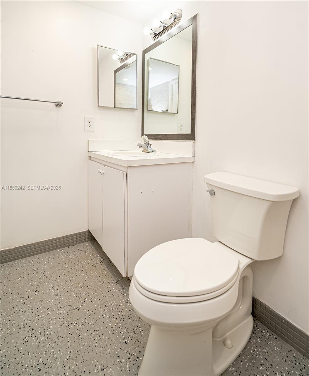 402 Capri H, Unit 402 Delray Beach, FL 33484 - Photo 11 of 32