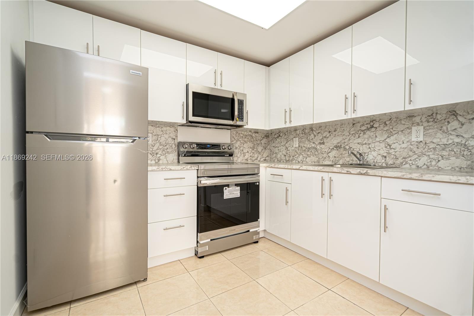 402 Capri H, Unit 402 Delray Beach, FL 33484 - Photo 13 of 32