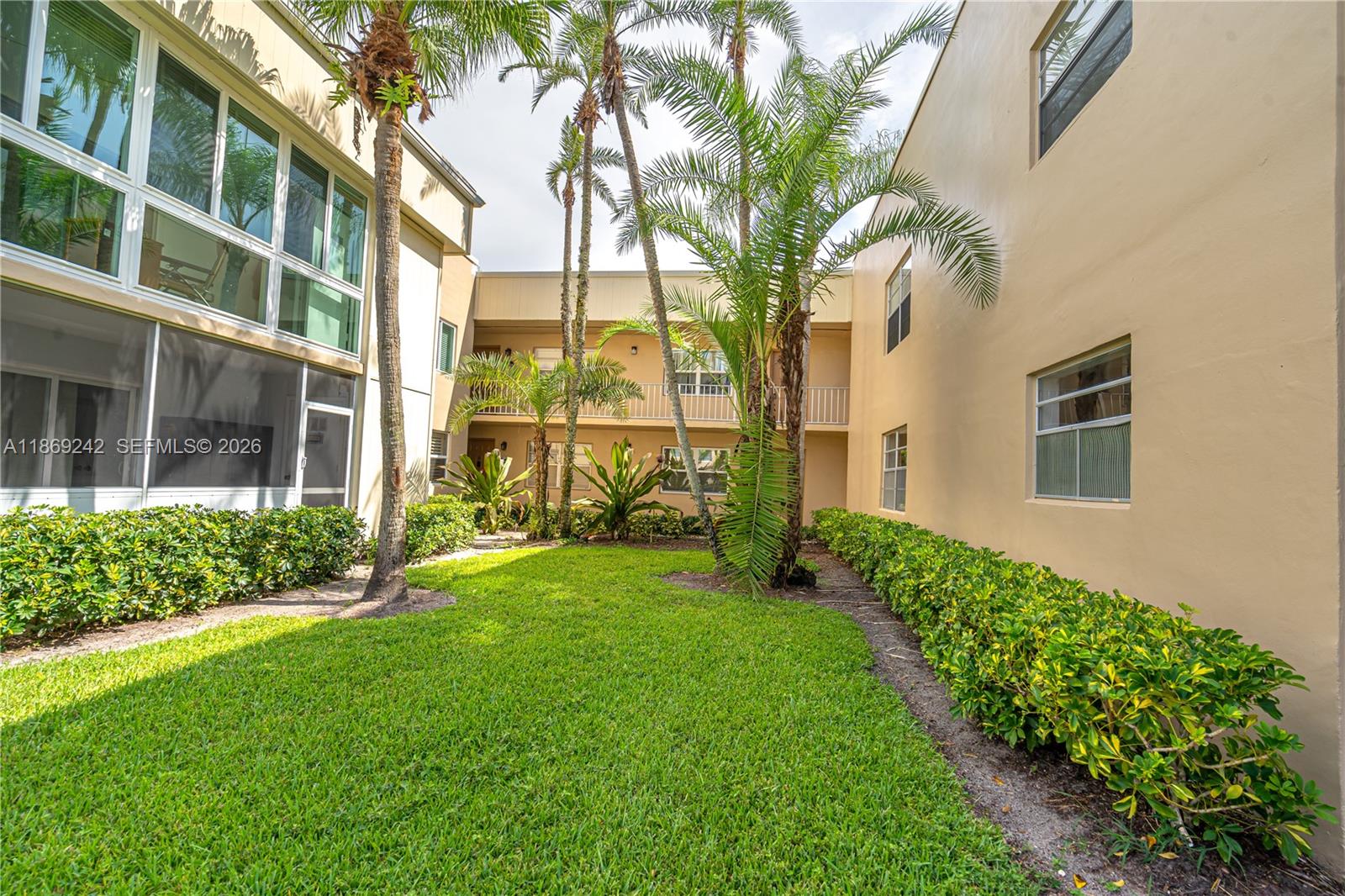 402 Capri H, Unit 402 Delray Beach, FL 33484 - Photo 4 of 32