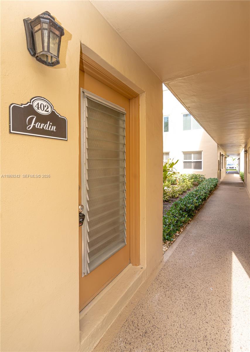 402 Capri H, Unit 402 Delray Beach, FL 33484 - Photo 5 of 32