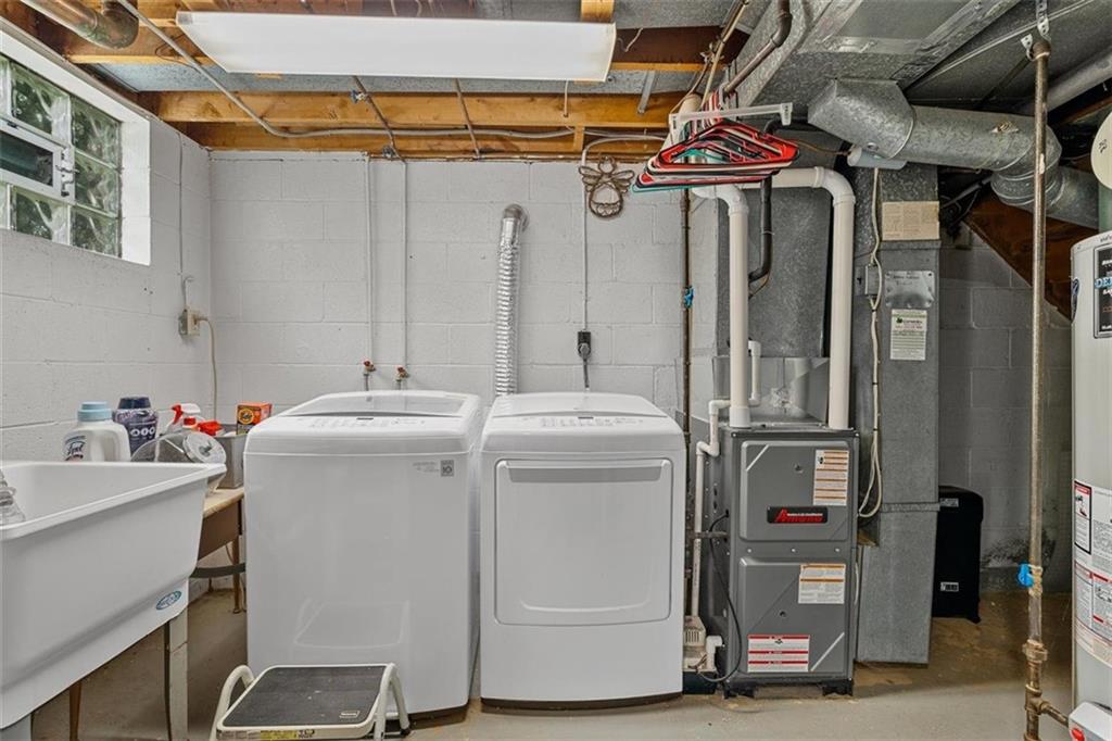 534 Dendron Drive Coraopolis, PA 15108 - Photo 22 of 33 a utility room with dryer and washer