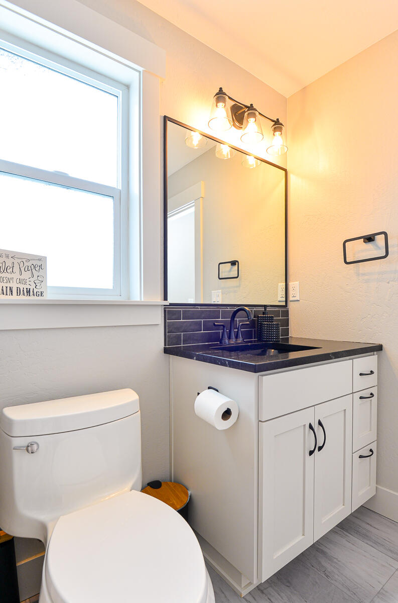 1029 Brandon Way Phoenix, OR 97535 - Photo 55 of 75 a bathroom with a sink a toilet and a mirror