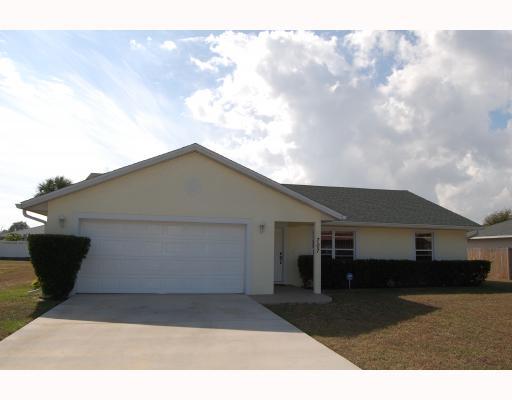 707 Garden Fort Fort Pierce, FL 34982 - Photo 1 of 16 Primary Photo