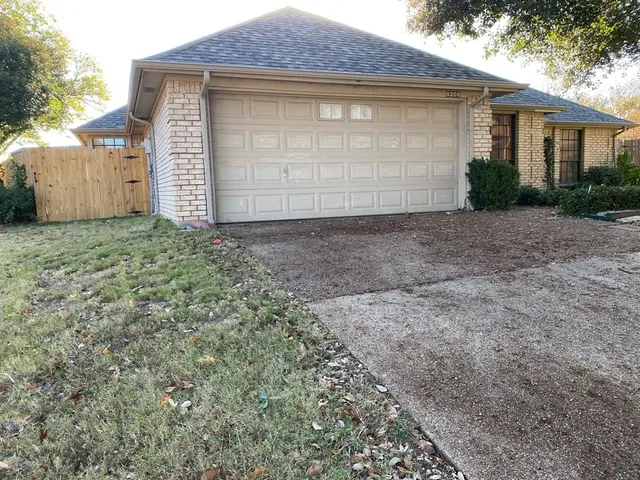 $1,950 | 8208 Willow Glen Court, Fort Worth, TX 76134