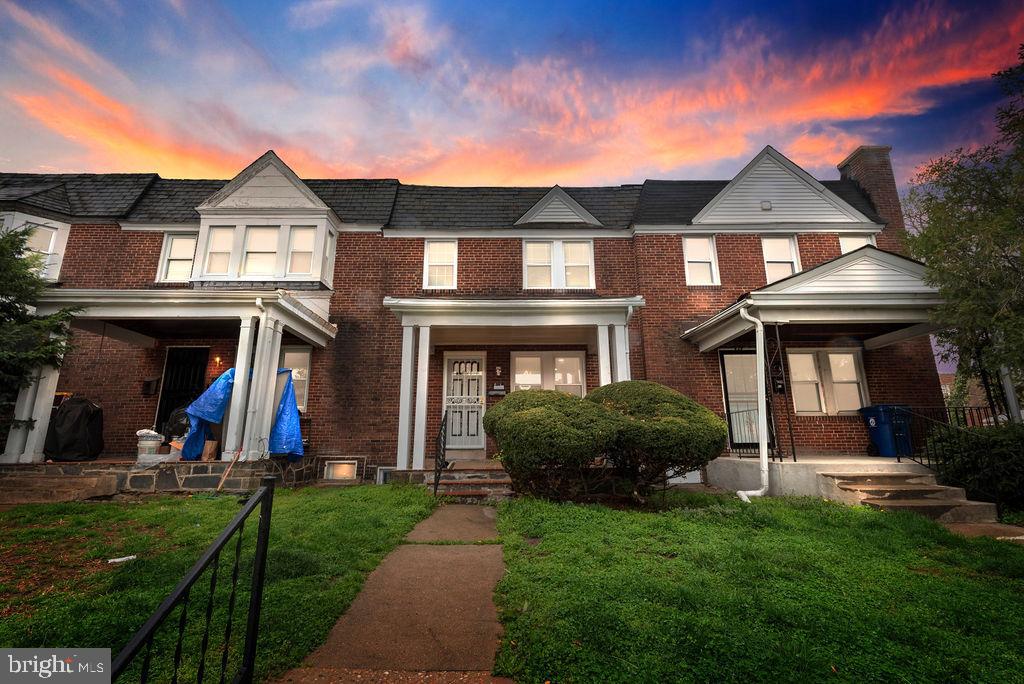 a view of a yard in front of house