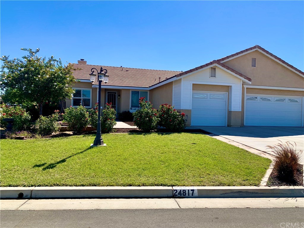 24817 Butterchurn Road Wildomar, CA 92595 - Photo 3 of 39 Welcoming front yard
