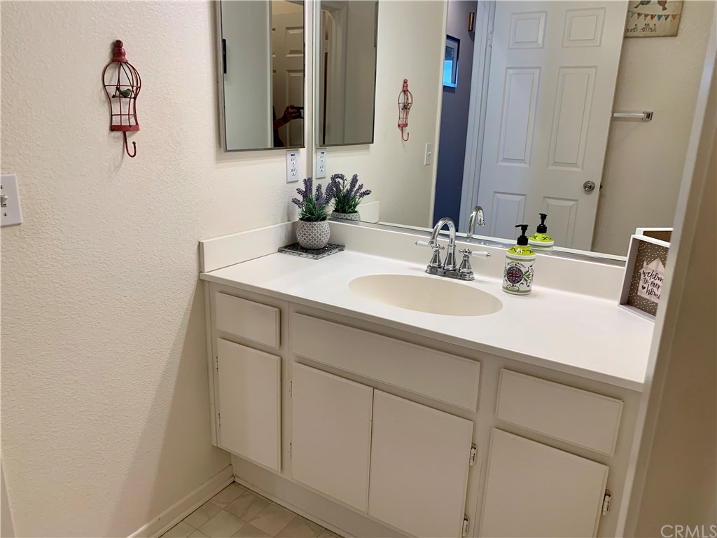 24817 Butterchurn Road Wildomar, CA 92595 - Photo 21 of 39 Spacious secondary bathroom