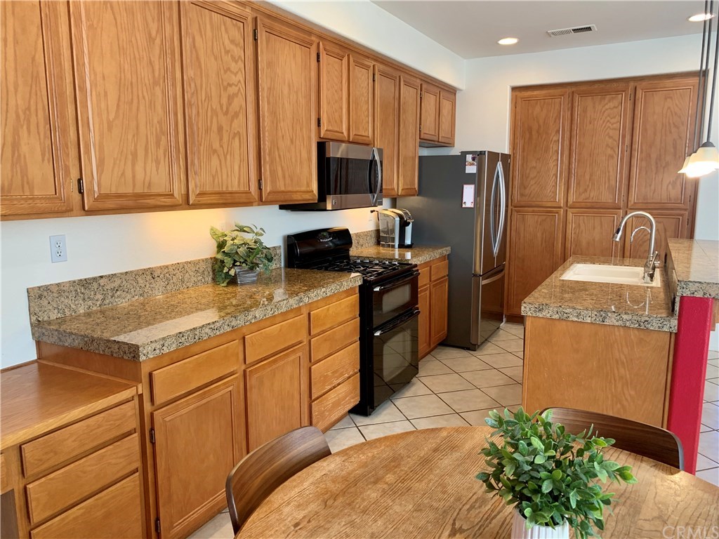 24817 Butterchurn Road Wildomar, CA 92595 - Photo 6 of 39 Spacious kitchen with an abundance of cabinetry and storage!