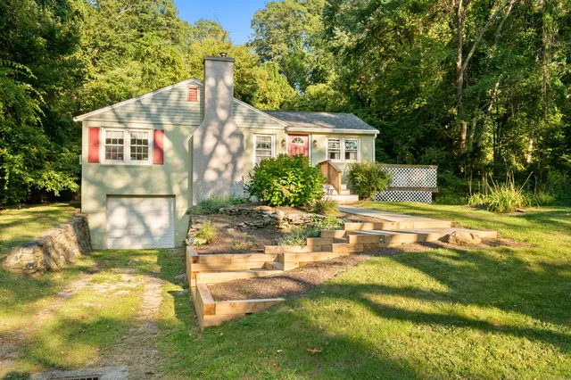 a view of a house with a yard