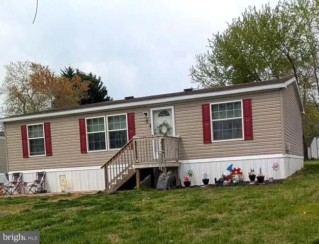 a front view of house with yard