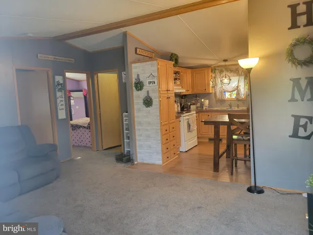 a view of livingroom with furniture