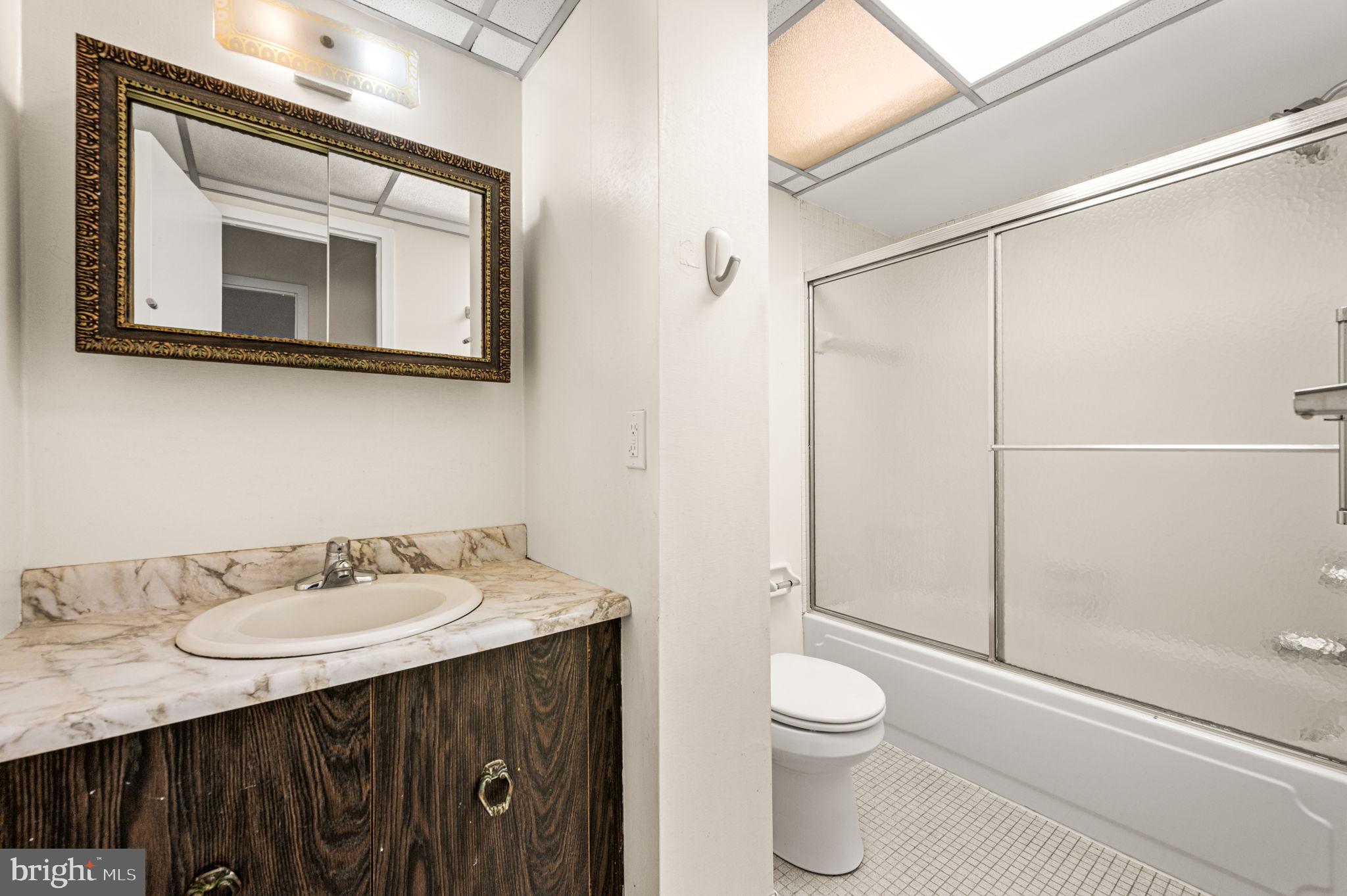 801 Yale Avenue, Unit 511 Swarthmore, PA 19081 - Photo 12 of 28 Full bathroom ready to be updated.