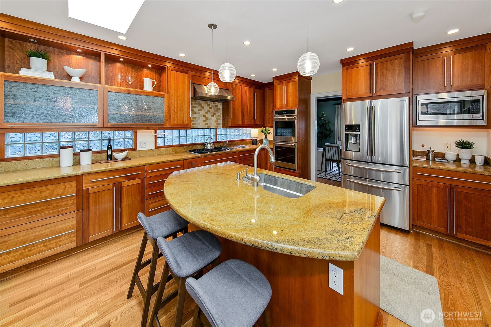 1939 East Crescent Drive Seattle, WA 98112 - Photo 14 of 34