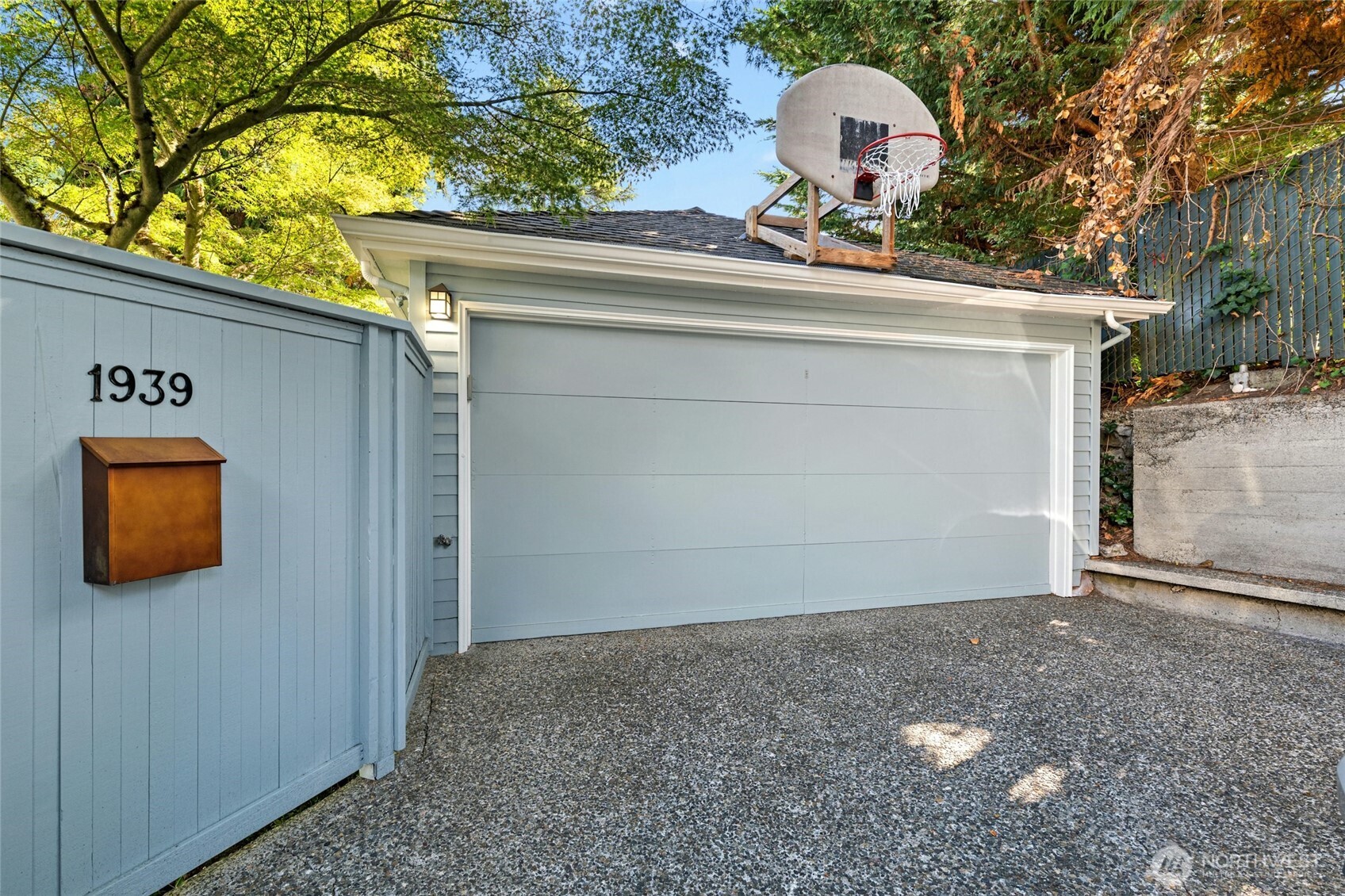 1939 East Crescent Drive Seattle, WA 98112 - Photo 17 of 34