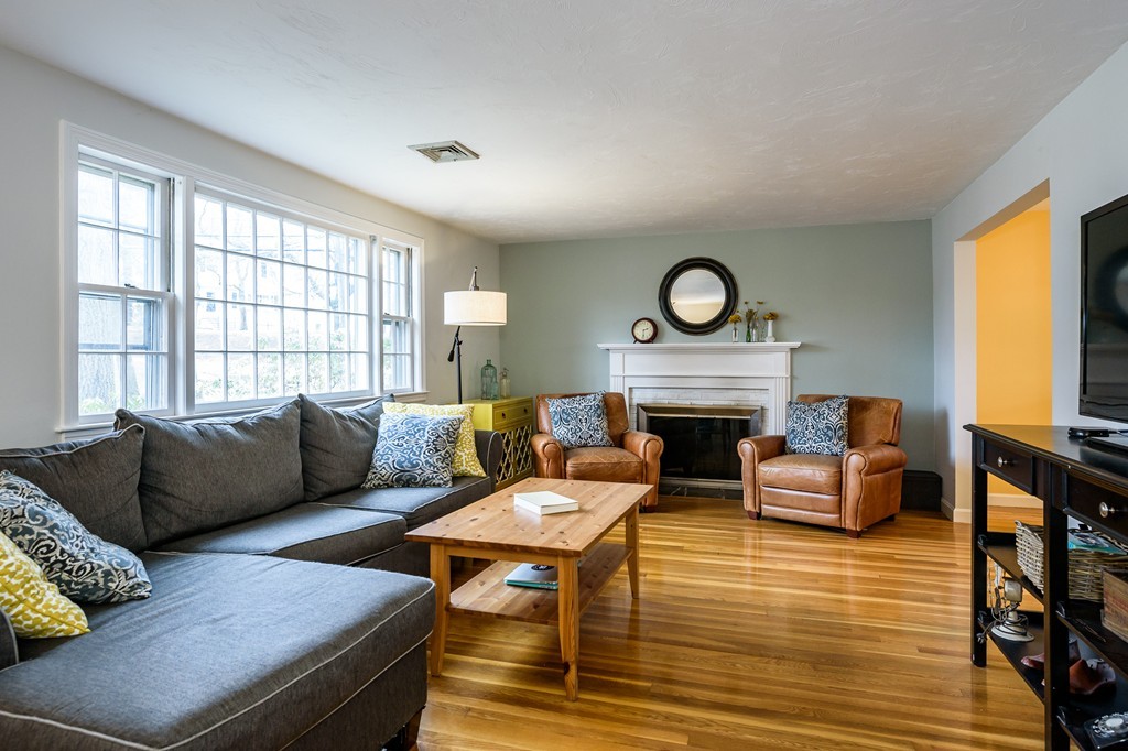 1326 Old Worcester Road Framingham, MA 01701 - Photo 4 of 30 Gallery Image 4