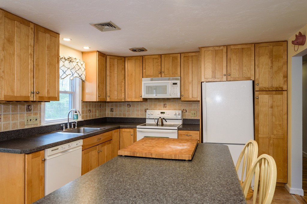 1326 Old Worcester Road Framingham, MA 01701 - Photo 7 of 30 Gallery Image 7