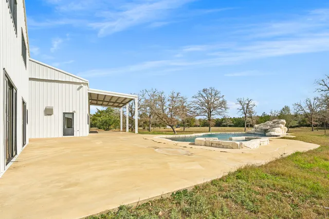 $2,000,000 | 1925 Hills Road, Carmine, TX 78932