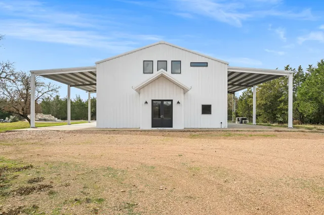 $2,000,000 | 1925 Hills Road, Carmine, TX 78932