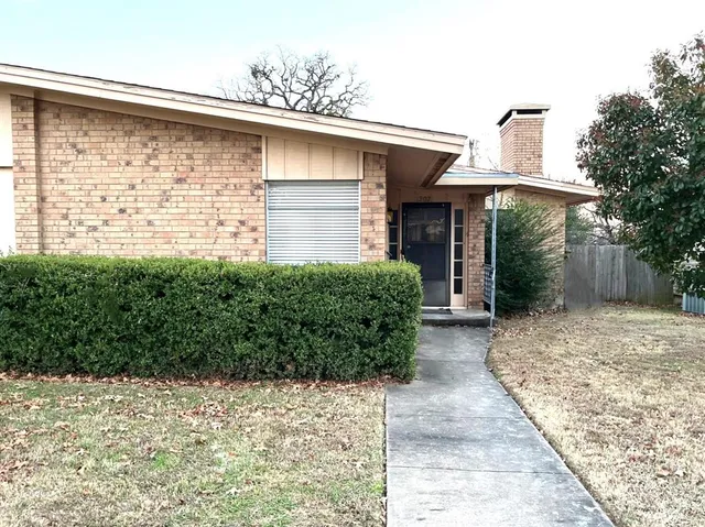 $1,600 | 1202 West Munson Street, Denison, TX 75020