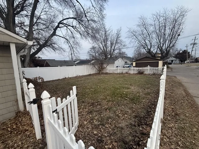 a view of a yard in the back yard