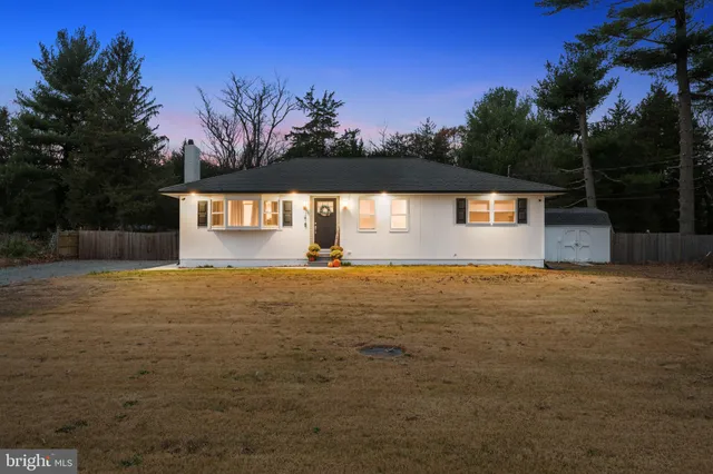 a picture of a bench in a cabinet