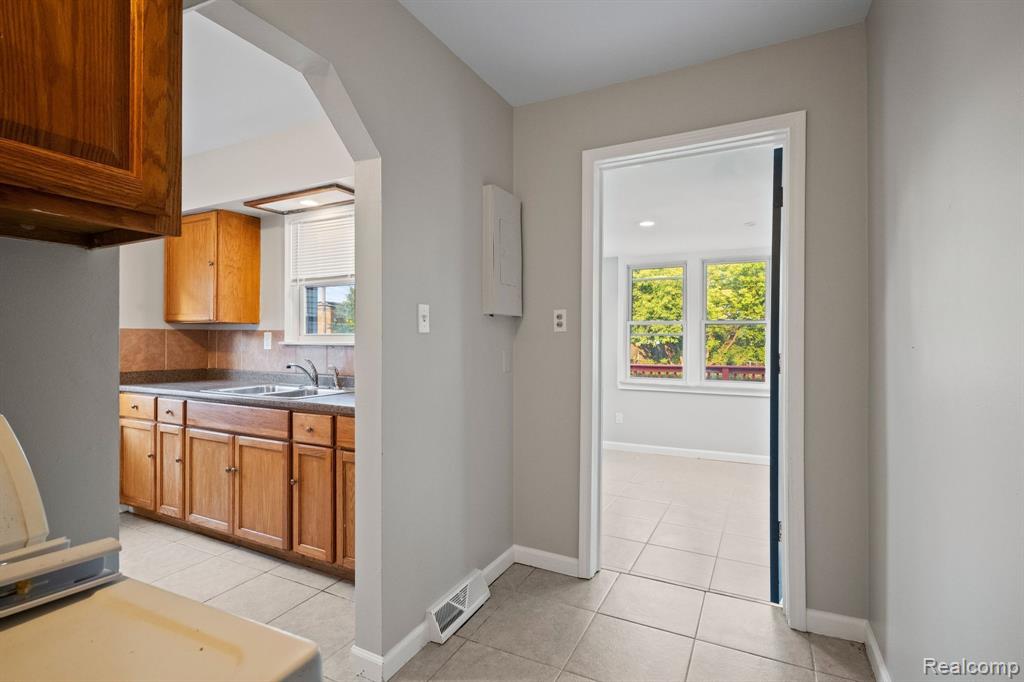24924 Grove Avenue Eastpointe, MI 48021 - Photo 10 of 30 Gallery Image 10