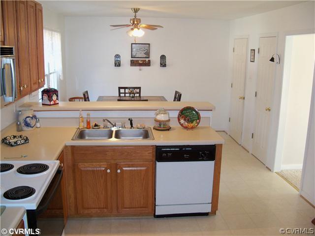 5224 Lockberry Ridge Drive North Chesterfield, VA 23237 - Photo 3 of 21 Kitchen