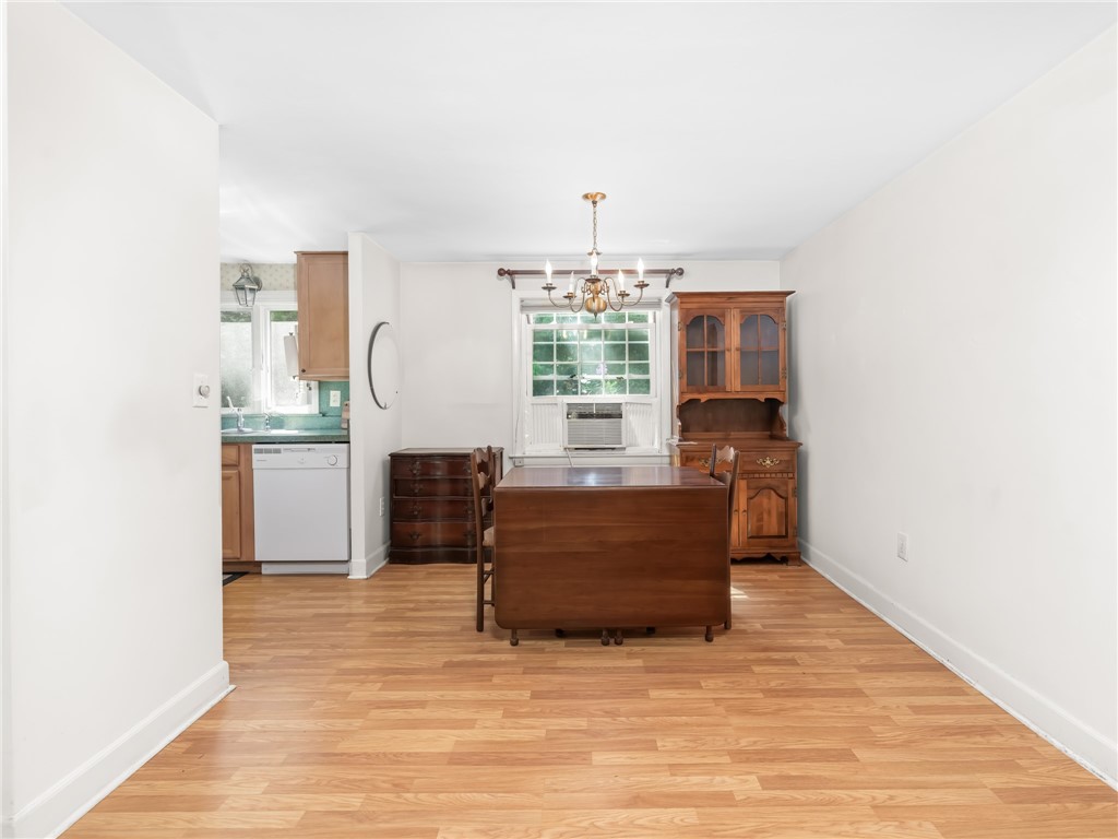 100 Diamond Hill Road Warwick, RI 02886 - Photo 6 of 23 Dining area