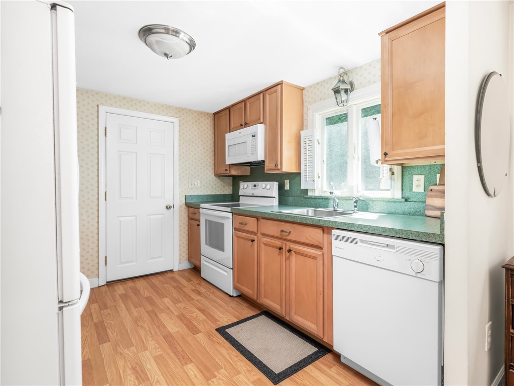 100 Diamond Hill Road Warwick, RI 02886 - Photo 9 of 23 Kitchen