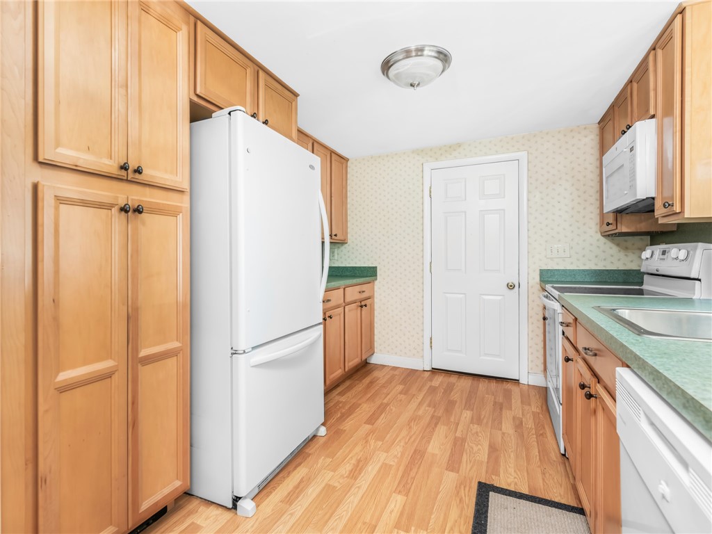 100 Diamond Hill Road Warwick, RI 02886 - Photo 10 of 23 Kitchen