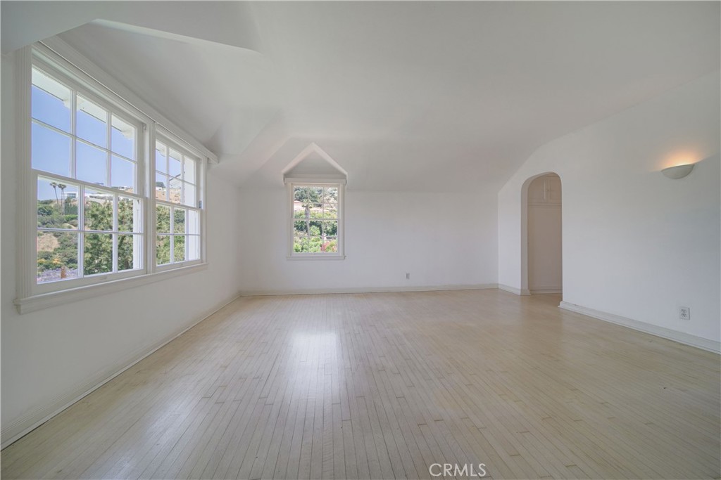 1625 Campbell Street Glendale, CA 91207 - Photo 12 of 19 an empty room with a window