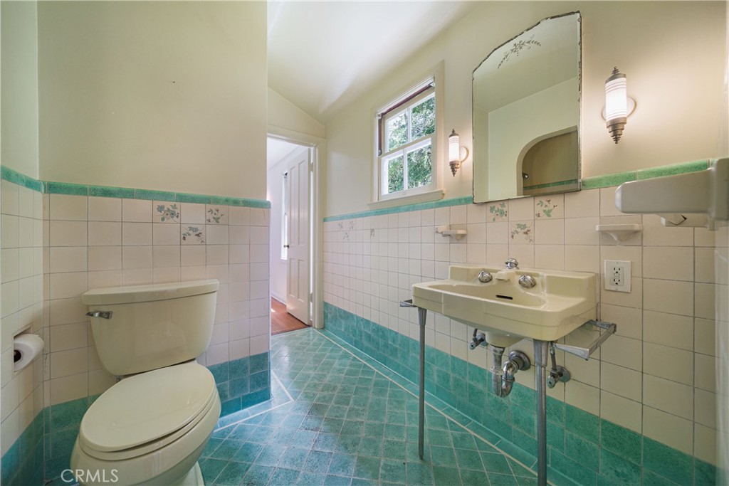 1625 Campbell Street Glendale, CA 91207 - Photo 16 of 19 a bathroom with a toilet a sink and mirror