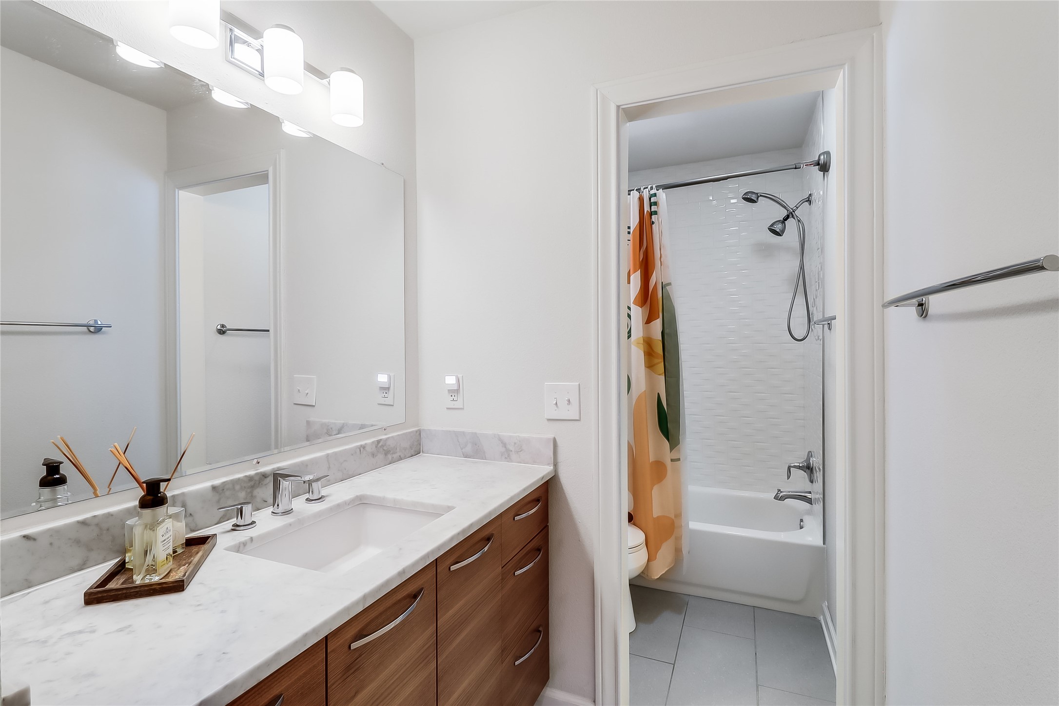 7300 Glenhill Road Austin, TX 78752 - Photo 24 of 37 a bathroom with a tub sink and mirror