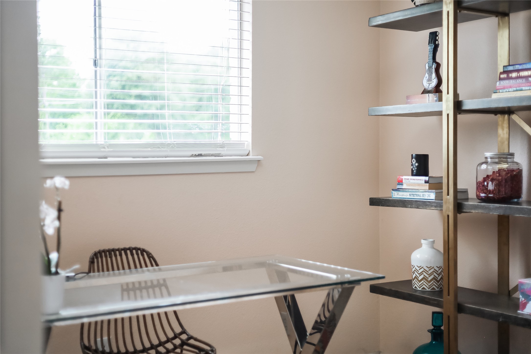 7300 Glenhill Road Austin, TX 78752 - Photo 28 of 37 a room with a window