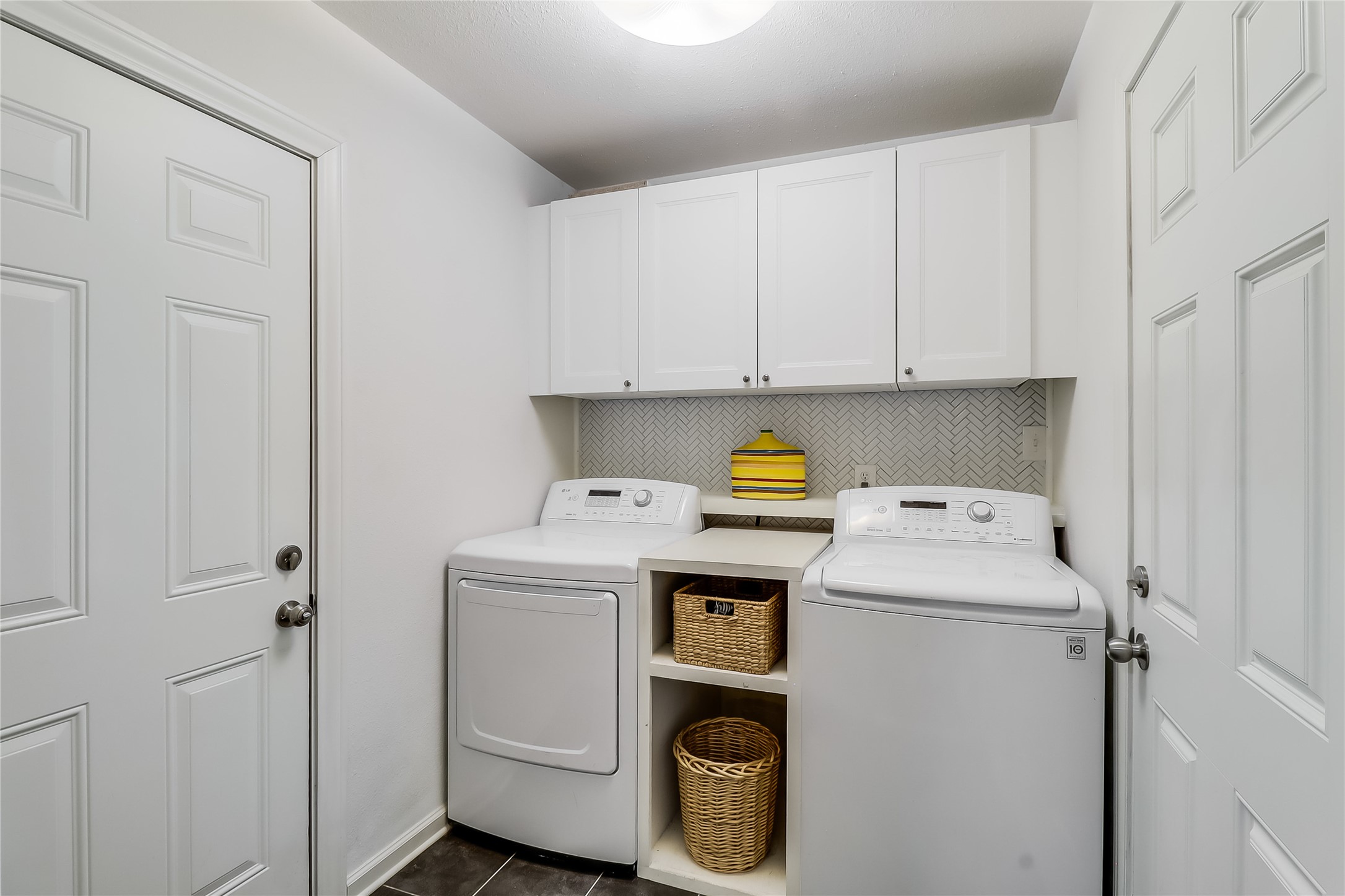 7300 Glenhill Road Austin, TX 78752 - Photo 30 of 37 a utility room with dryer and washer