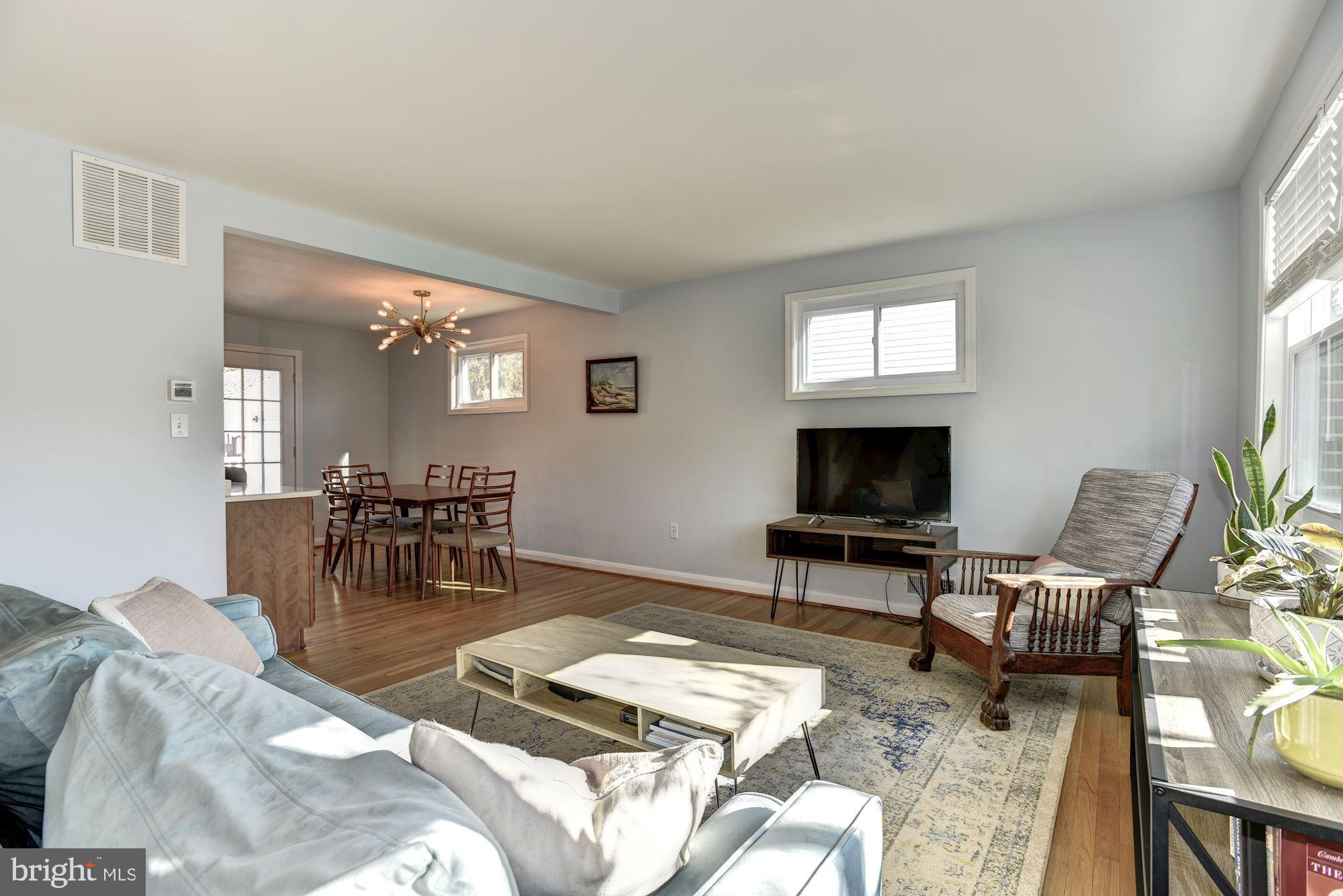 124 Ridgefield Road Lutherville-Timonium, MD 21093 - Photo 7 of 34 Living Room