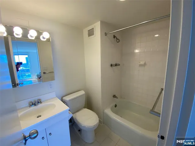 $1,775 | 1275 15th Street, Unit 7P, Fort Lee, NJ 07024