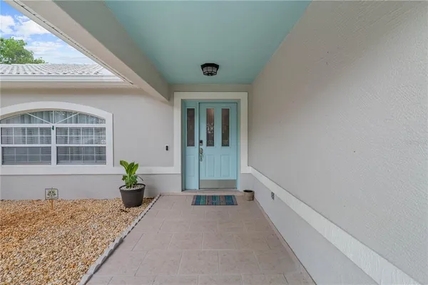 a view of livingroom with furniture
