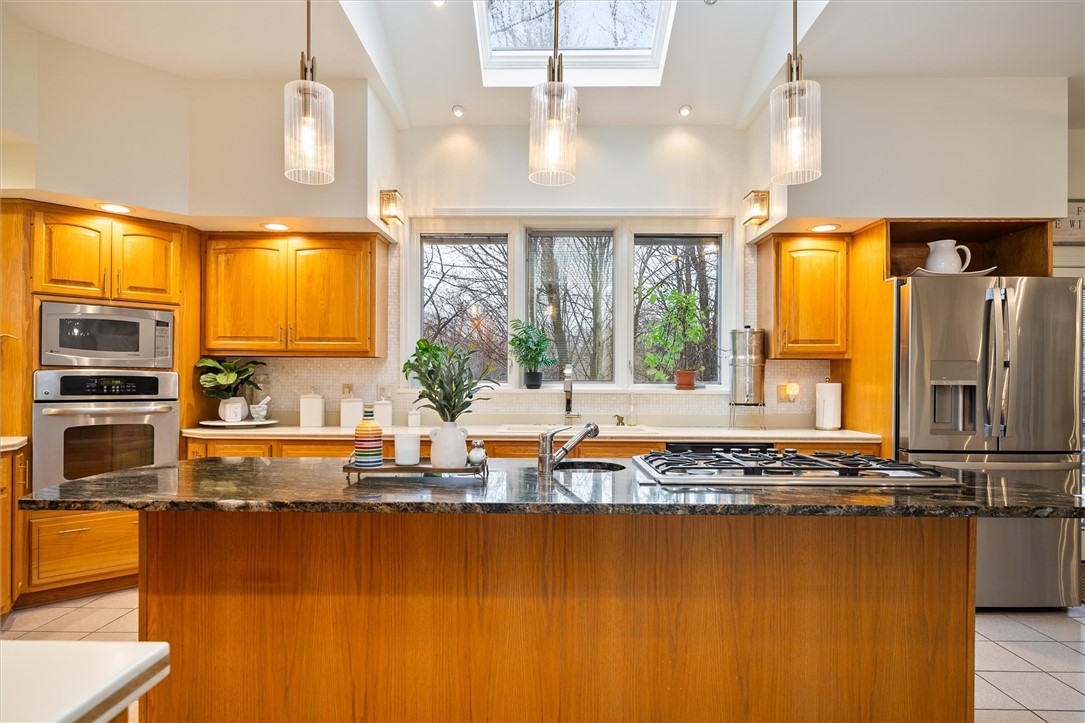 13 Shingle Mill Road Irondequoit, NY 14609 - Photo 15 of 50 HUGE granite island -affords additional seating!